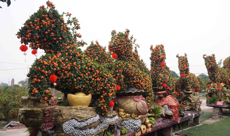 Tác phẩm "Mã đáo thành công" với tạo hình 8 chú ngựa đang phi nước đại của nhà vườn Hưng Tâm ở xã Mễ Sở (Hưng Yên). (Ảnh: Nguyễn Công Hải/TTXVN)