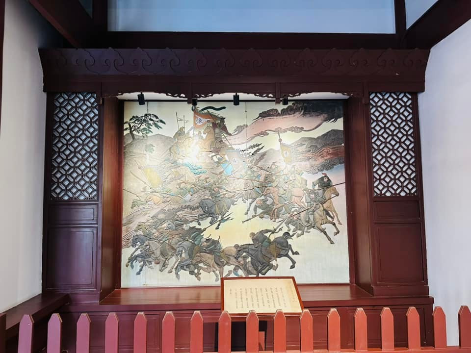 Các bức bích họa trên tường kể về câu chuyện của Nhạc Phi. (Ảnh: Anh Quang/Vietnam+)