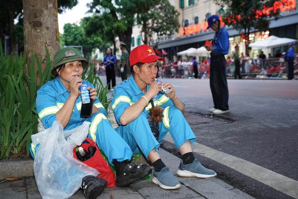 Tiếp nước giữa giờ làm nhiệm vụ. (Ảnh: Vi Nam/Vietnam+)