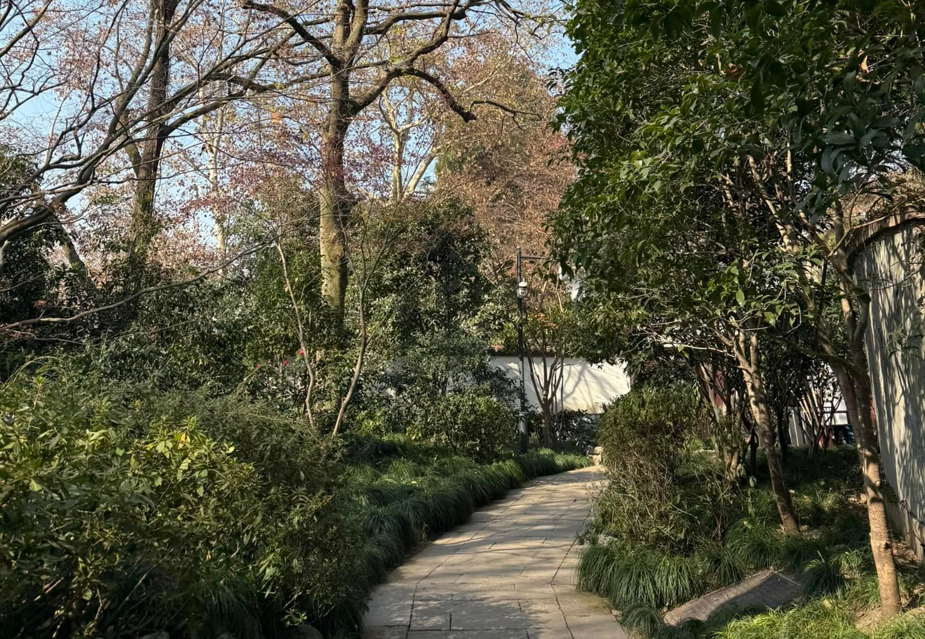 Khuôn viên bên trong Miếu Nhạc Phi. (Ảnh: Anh Quang/Vietnam+)