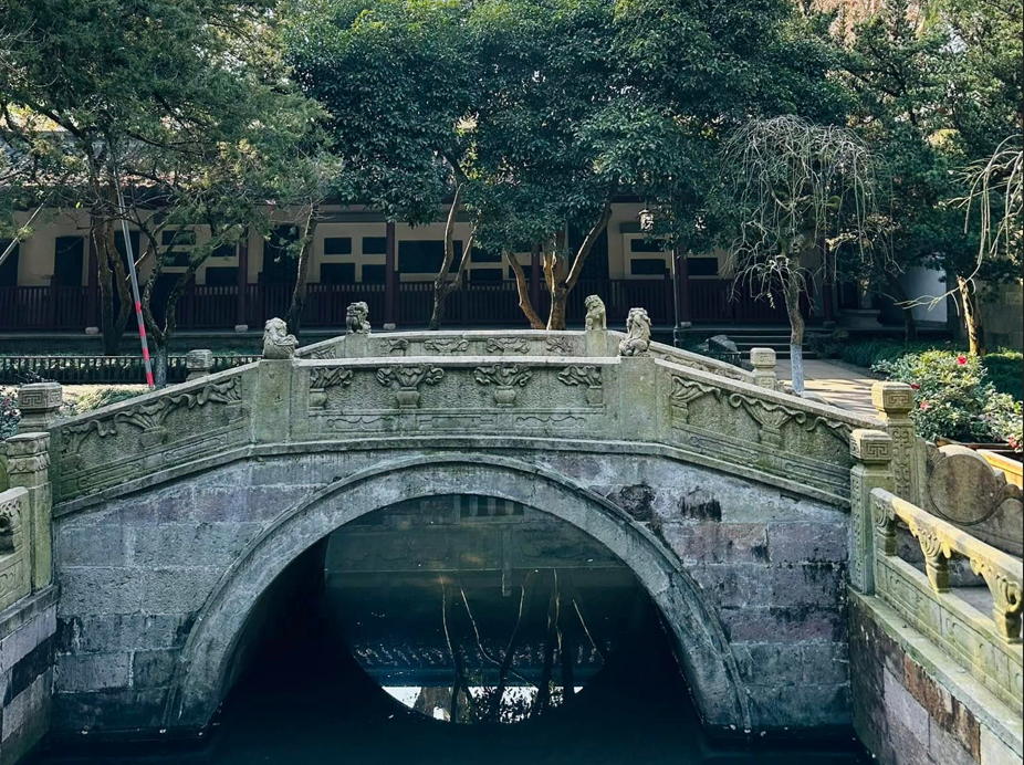 Khuôn viên bên trong Miếu Nhạc Phi. (Ảnh: Anh Quang/Vietnam+)