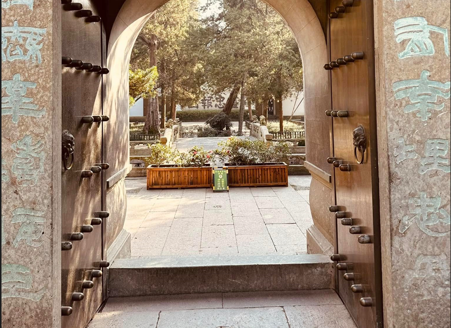 Khuôn viên bên trong Miếu Nhạc Phi. (Ảnh: Anh Quang/Vietnam+)