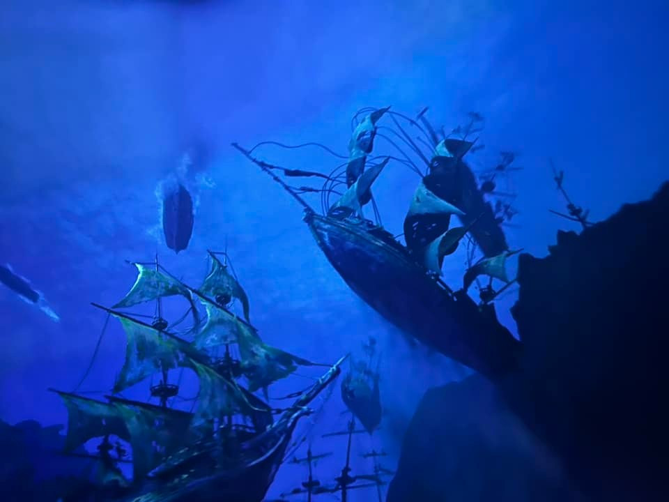 Du khách đến với Vịnh Châu Báu có thể trải nghiệm cảm giác chìm đắm vào thế giới hải tặc thông qua các trò chơi tại đây. (Ảnh: Anh Quang/Vietnam+)