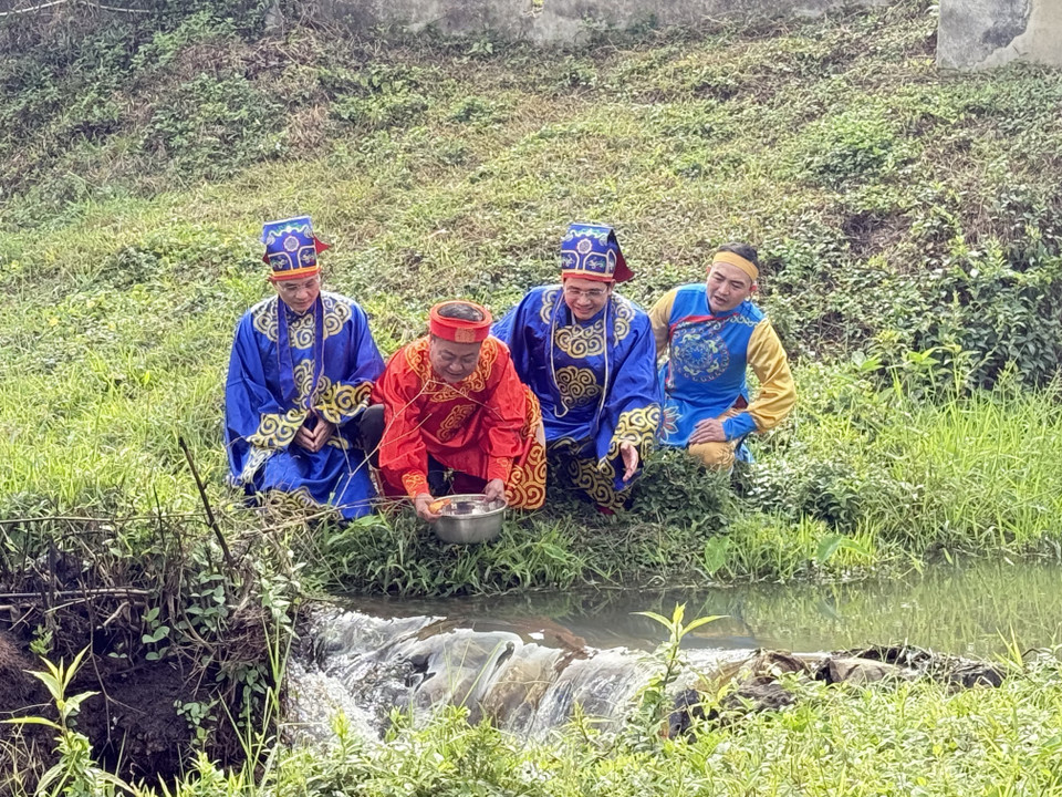 Nghi lễ thả cá nhân dịp Tết ông Công, ông Táo. (Ảnh: Hoa Mai/TTXVN)