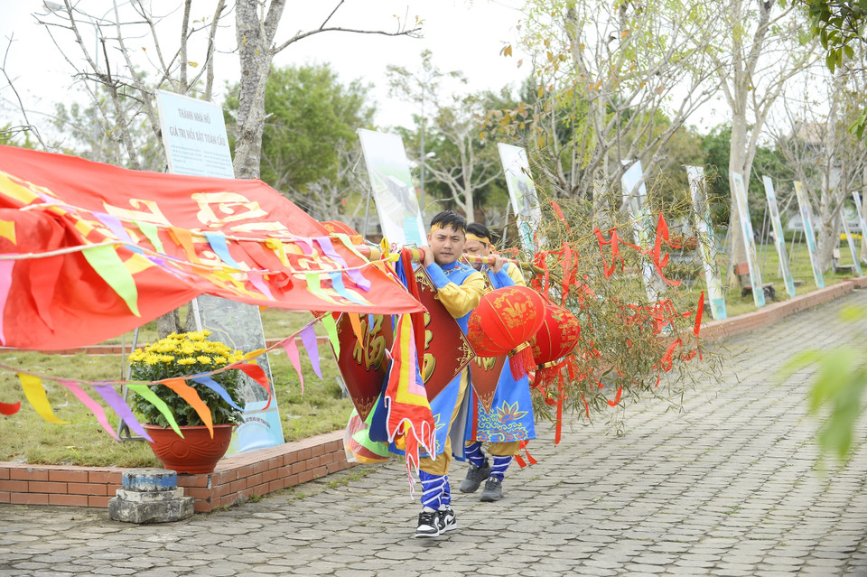 Nghi thức rước cây nêu tại thành đá cổ được diễn ra trang nghiêm. (Ảnh: Hoa Mai/TTXVN)