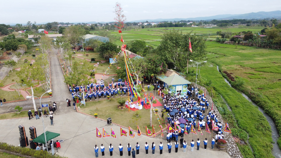 Lễ Thượng nêu và thả cá thu hút sự quan tâm của đông đảo người dân vùng di sản cũng như du khách gần xa. (Ảnh: Hoa Mai/TTXVN)