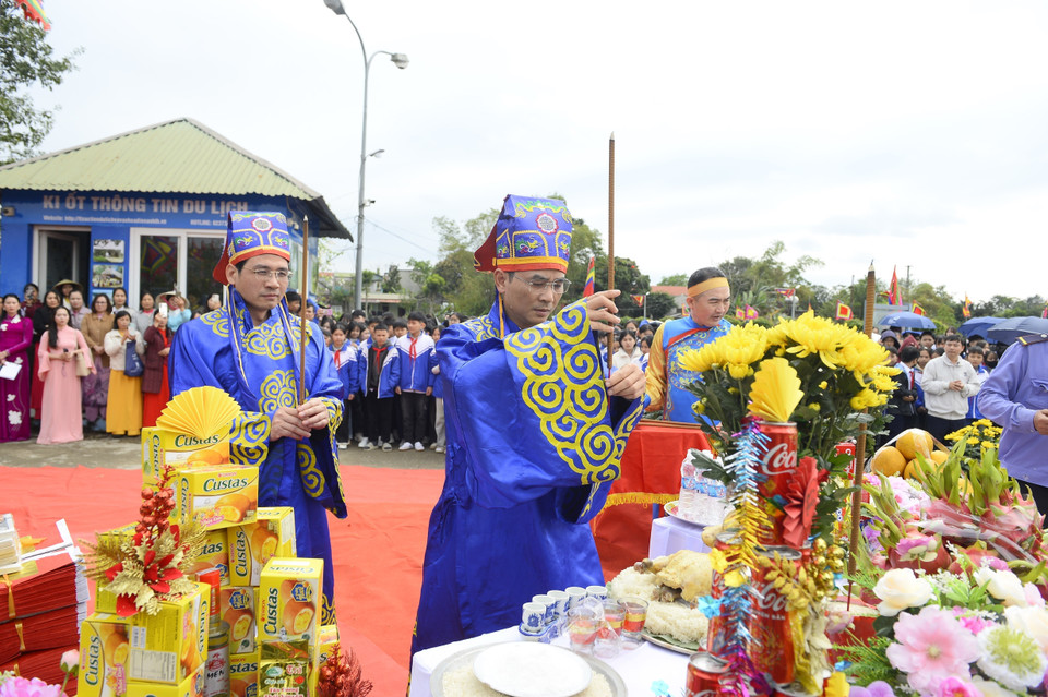 Nghi lễ dựng cây nêu ngày Tết diễn ra trang nghiêm, thành kính tại Di sản văn hóa thế giới Thành nhà Hồ. (Ảnh: Hoa Mai/TTXVN)