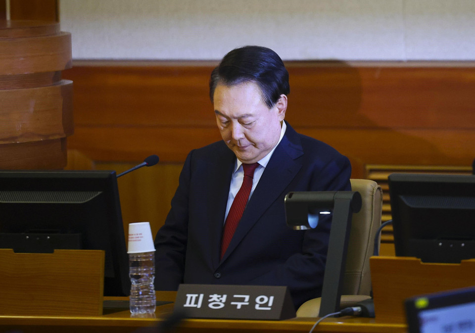 Ngày 21/1/2025, Tổng thống Hàn Quốc Yoon Suk Yeol (ảnh) đã lần đầu tiên xuất hiện tại phiên tòa luận tội của Tòa án Hiến pháp nước này liên quan đến việc ban hành thiết quân luật hôm 3/12/2024 . (Ảnh: YONHAP/TTXVN)