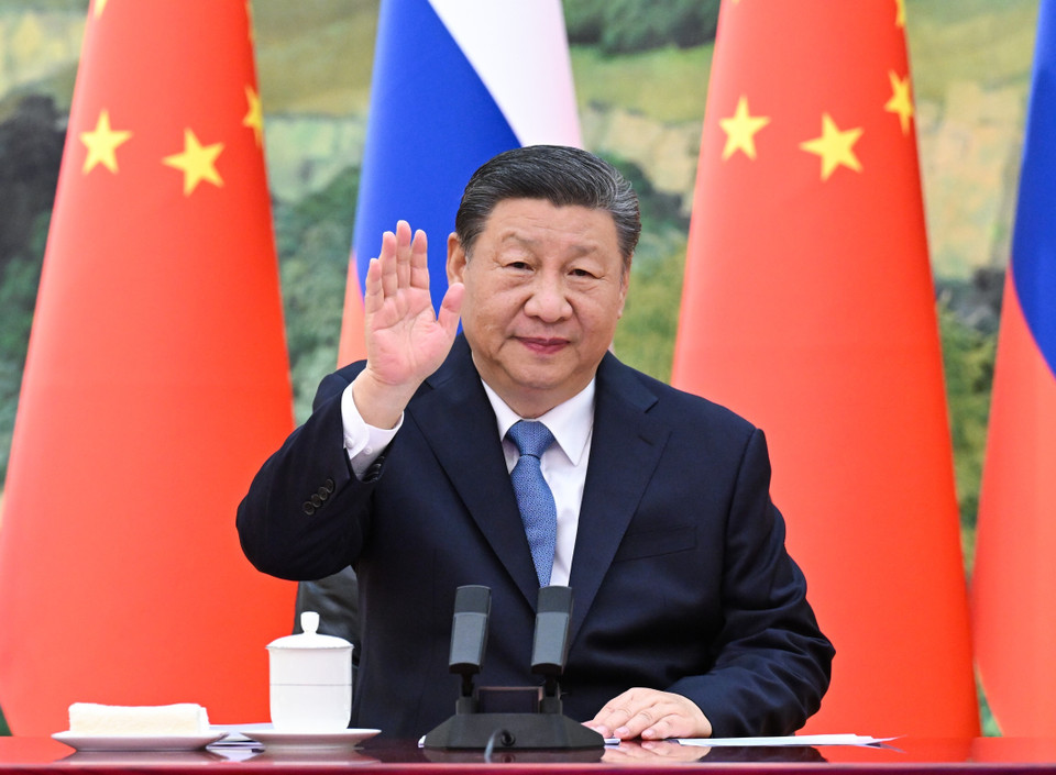 Tổng thống Nga Vladimir Putin và Chủ tịch Trung Quốc Tập Cận Bình (ảnh) ngày 21/1/2025 đã có cuộc hội đàm trực tuyến. Trong cuộc hội đàm, Tổng thống Putin nhấn mạnh hai nước đã phối hợp chặt chẽ trên các diễn đàn đa phương như Liên hợp quốc, Hội đồng Bảo an, Tổ chức Hợp tác Thượng Hải, Nhóm các nền kinh tế phát triển và mới nổi hàng đầu thế giới (G20), Diễn đàn Hợp tác Kinh tế châu Á – Thái Bình Dương (APEC). Hai nhà lãnh đạo cũng ủng hộ xây dựng một trật tự đa cực công bằng hơn, cùng nhau làm việc để đảm bảo an ninh không chia cắt trong không gian Á-Âu và trên thế giới. (Ảnh: THX/TTXVN)