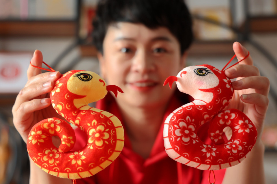 Tết Nguyên đán là dịp lễ quan trọng nhất trong văn hóa nhiều quốc gia châu Á, thời điểm để sum họp, đoàn tụ gia đình, thăm viếng họ hàng, dâng hương tưởng nhớ tổ tiên và gửi đến nhau những lời chúc phúc đầu năm. Ảnh: Nghệ nhân làm đồ chơi vải hình con rắn để chào đón tết Nguyên đán Ất Tỵ tại tỉnh Sơn Đông, Trung Quốc. (Nguồn: THX/TTXVN)
