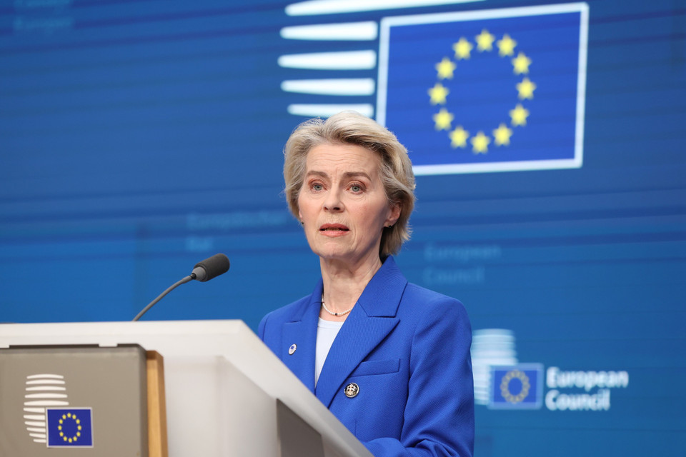 Phát biểu tại Diễn đàn Kinh tế Thế giới ở Davos (Thụy Sĩ), bà Von der Leyen đề cập đến giai đoạn mới của cuộc cạnh tranh địa chiến lược khắc nghiệt. Chủ tịch EC cho rằng: “Khi cuộc cạnh tranh này ngày càng gay gắt, chúng ta có thể sẽ tiếp tục chứng kiến việc sử dụng thường xuyên các công cụ kinh tế như lệnh trừng phạt, kiểm soát xuất khẩu và thuế quan, nhằm bảo vệ an ninh quốc gia và kinh tế”. (Ảnh: THX/TTXVN)