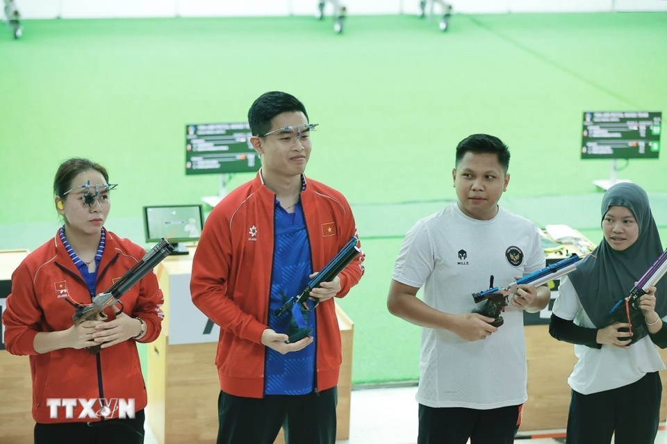 Bộ đôi xạ thủ Trịnh Thu Vinh, Phạm Quang Huy giành HCB tại nội dung 10m súng ngắn hơi đồng đội hỗn hợp. (Ảnh: Minh Quyết/TTXVN)