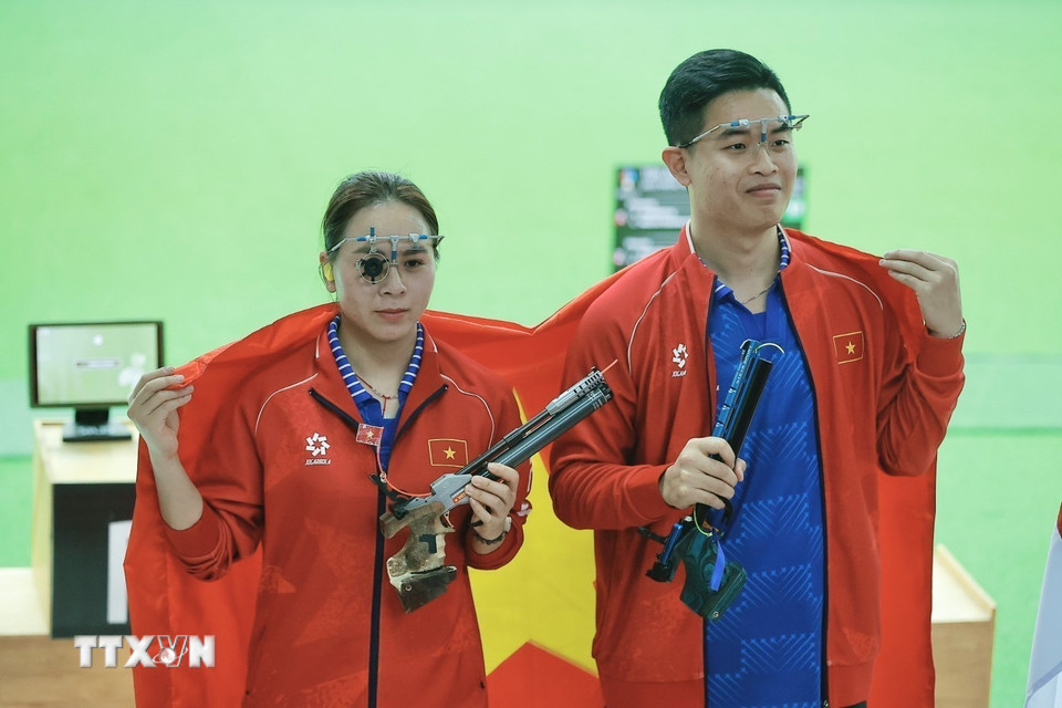 Bộ đôi xạ thủ Trịnh Thu Vinh, Phạm Quang Huy giành HCB tại nội dung 10m súng ngắn hơi đồng đội hỗn hợp. (Ảnh: Minh Quyết/TTXVN)