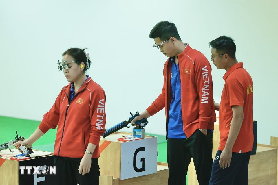 Bộ đôi xạ thủ Trịnh Thu Vinh, Phạm Quang Huy thi đấu chung kết gặp đối thủ đến từ Indonesia tại nội dung 10m súng ngắn hơi đồng đội hỗn hợp. (Ảnh: Minh Quyết/TTXVN)