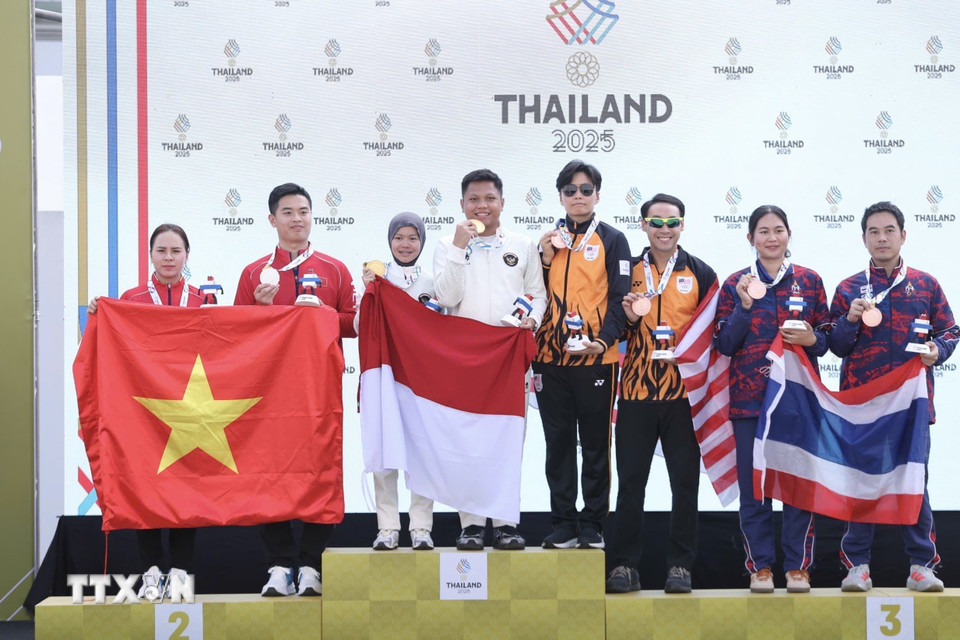 Bộ đôi xạ thủ Trịnh Thu Vinh, Phạm Quang Huy giành HCB tại nội dung 10m súng ngắn hơi đồng đội hỗn hợp. (Ảnh: Minh Quyết/TTXVN)