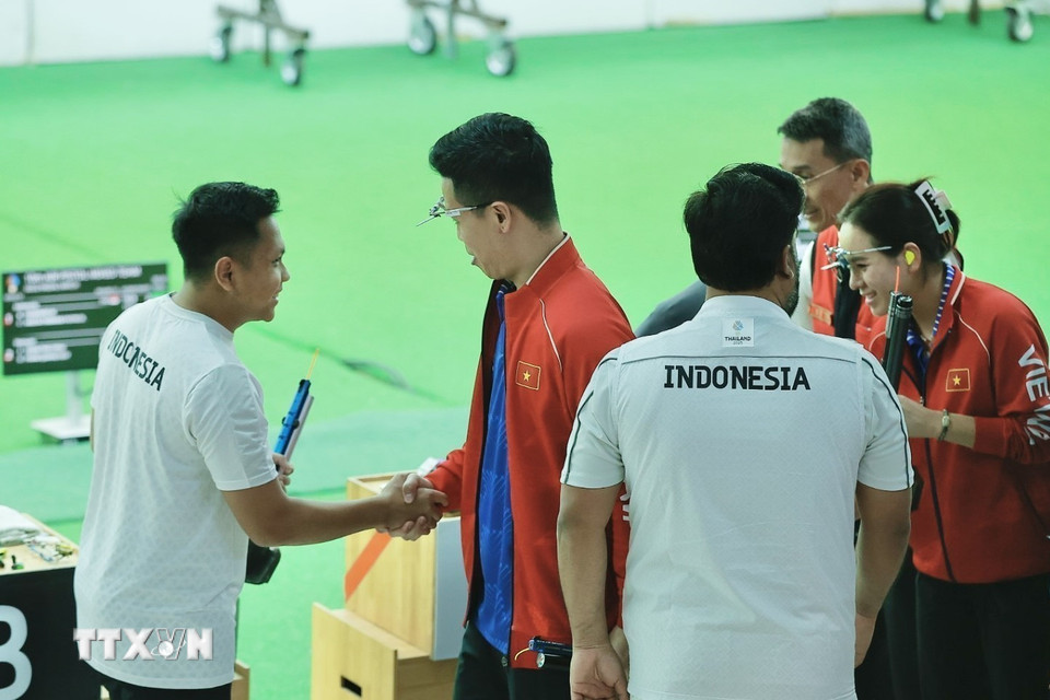 Bộ đôi xạ thủ Trịnh Thu Vinh, Phạm Quang Huy thi đấu nội dung 10m súng ngắn hơi đồng đội hỗn hợp. (Ảnh: Minh Quyết/TTXVN)