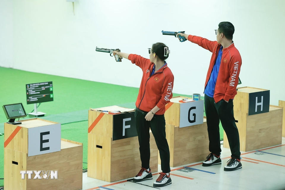 Bộ đôi xạ thủ Trịnh Thu Vinh, Phạm Quang Huy thi đấu chung kết gặp đối thủ đến từ Indonesia tại nội dung 10m súng ngắn hơi đồng đội hỗn hợp. (Ảnh: Minh Quyết/TTXVN )