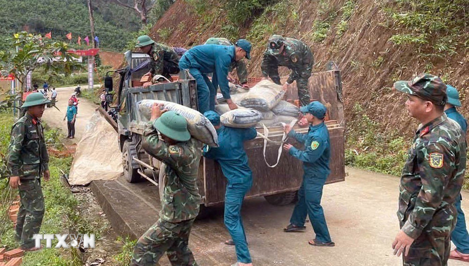 Lực lượng quân đội Bộ chỉ huy Quân sự thành phố Đà Nẵng giúp dân xây nhà sau mưa lũ. (Ảnh: Trần Tĩnh/TTXVN)