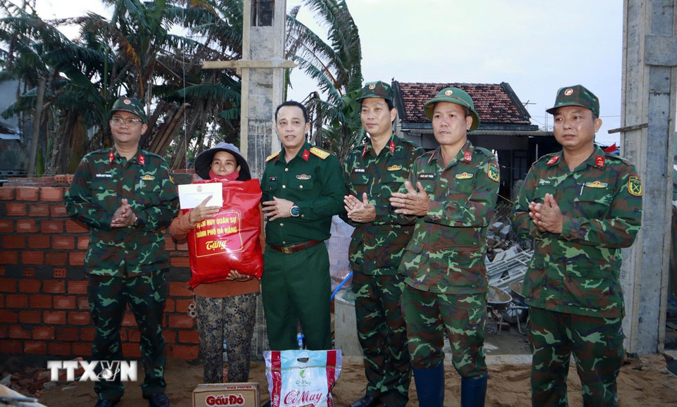 Lực lượng quân đội Bộ chỉ huy Quân sự thành phố Đà Nẵng giúp dân xây nhà sau mưa lũ. (Ảnh: Trần Tĩnh/TTXVN)