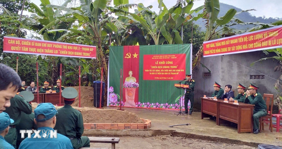 Lực lượng quân đội Bộ chỉ huy Quân sự thành phố Đà Nẵng giúp dân xây nhà sau mưa lũ. (Ảnh: Trần Tĩnh/TTXVN)