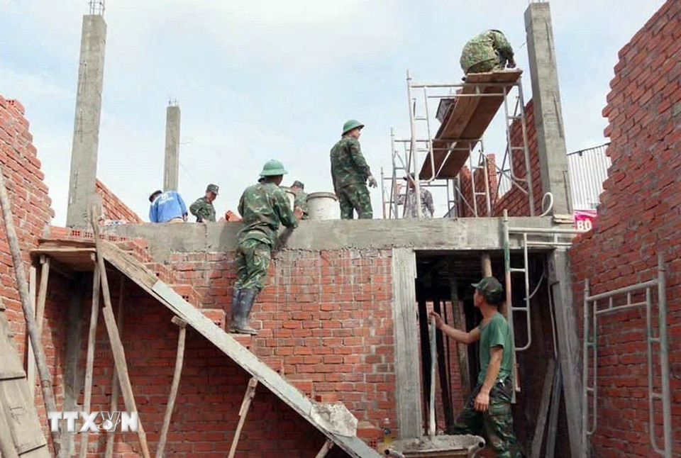 Lực lượng quân đội Bộ chỉ huy Quân sự thành phố Đà Nẵng giúp dân xây nhà sau mưa lũ. (Ảnh: Trần Tĩnh/TTXVN)