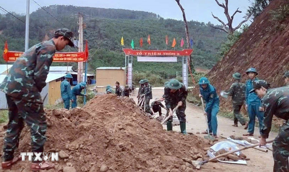 Lực lượng quân đội Bộ chỉ huy Quân sự thành phố Đà Nẵng giúp dân xây nhà sau mưa lũ. (Ảnh: Trần Tĩnh/TTXVN)