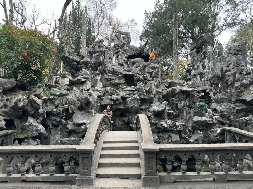 Du khách đến đây cũng sẽ ấn tượng với những khối đá dọc ven hồ với hình dáng kỳ dị, được xếp chồng lên nhau tạo nên hình ảnh tượng hình rất giống chiếc đầu sư tử. (Ảnh: Anh Quang/Vietnam+)