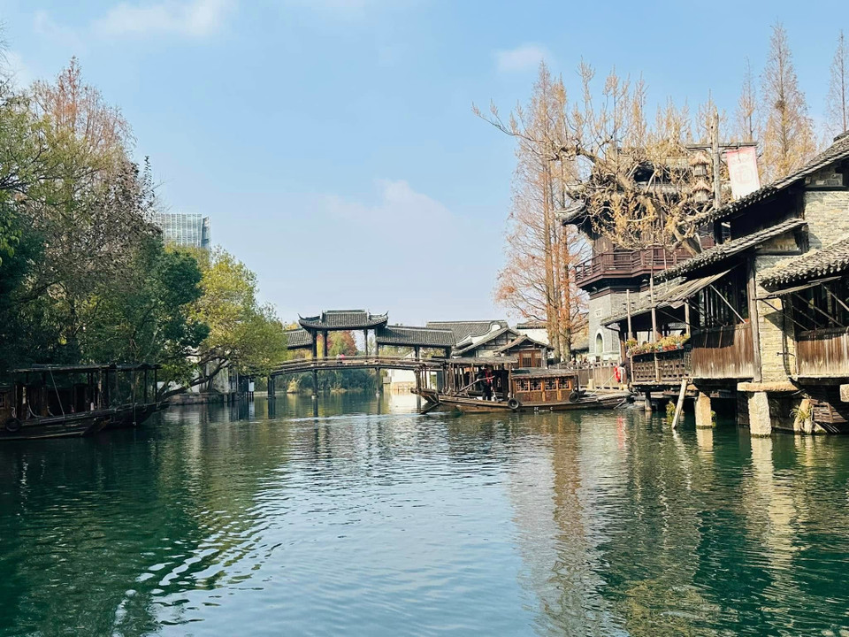 Hệ thống kênh rạch chằng chịt chia Ô Trấn làm bốn khu vực tham quan chính là: Đông Sách, Tây Sách, Nam Sách, Bắc Sách. Trong đó, Đông Sách và Tây Sách là hai khu vực được nhiều du khách ghé thăm nhất. (Ảnh: Anh Quang/Vietnam+)