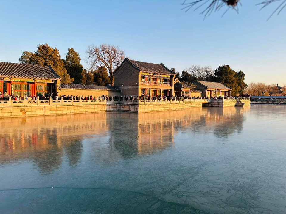 Di Hòa viên có tổng diện tích khoảng 290 hecta, trong đó 70.000 mét vuông là các viên lâm với cảnh quan vườn rừng và hệ thống cung điện cổ, còn lại 3/4 nơi đây được bao phủ bởi hồ nước. (Ảnh: Anh Quang/Vietnam+)