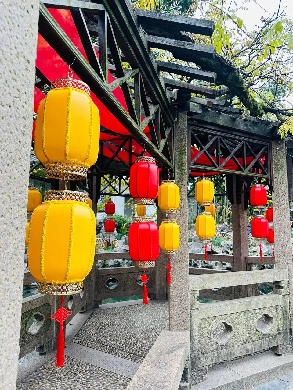 Ngoài những kiến trúc đậm chất cổ thì không gian thiên nhiên tại Sư Tử Lâm cũng rất đỗi thơ mộng, làm bao nhiêu thế hệ du khách phải xao xuyến quên lối về. (Ảnh: Anh Quang/Vietnam+)