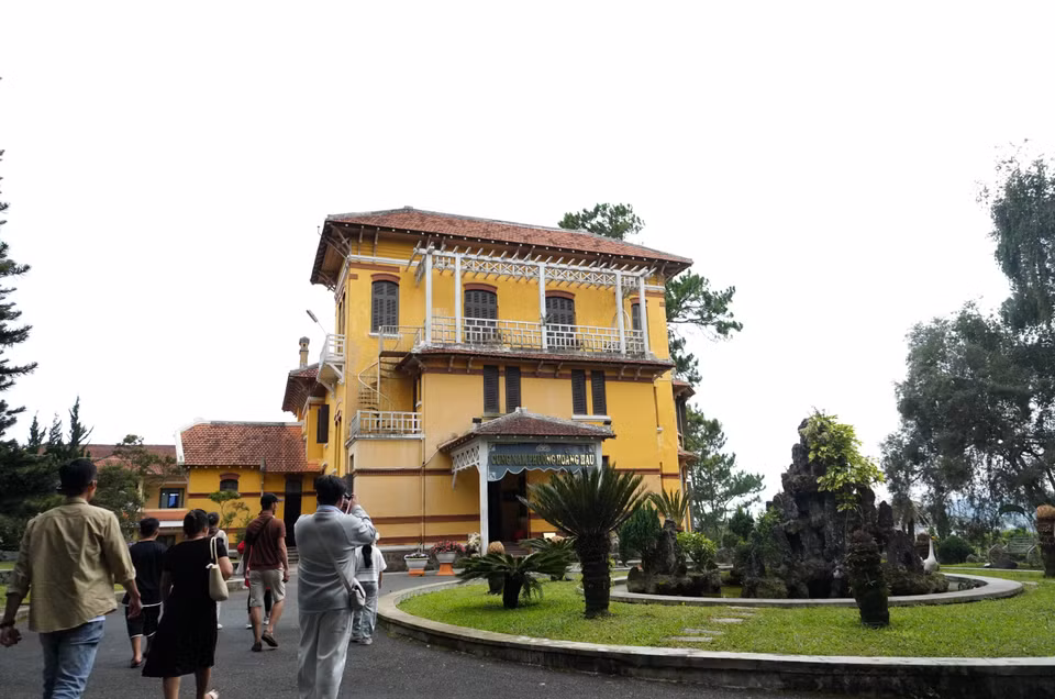 Du khách tham quan Cung Nam Phương Hoàng hậu. (Ảnh: Nguyễn Dũng/TTXVN)