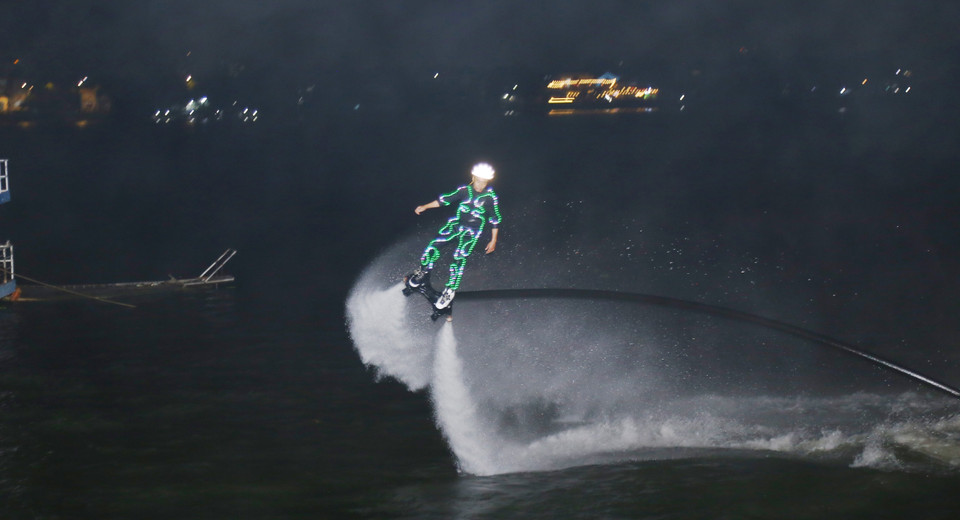 Tiết mục di chuyển trên mặt nước tạo sự bất ngờ, phấn khích cho người dân Đồng Nai. (Ảnh: Lê Xuân/TTXVN)