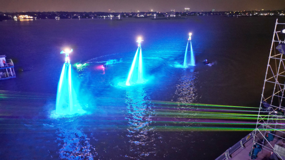 Các vận động viên Flyboard thực hiện các động tác nhào lộn, vươn mình tái hiện hình ảnh vùng đất Trấn Biên ngày càng phát triển phồn vinh. (Ảnh: Lê Xuân/TTXVN)