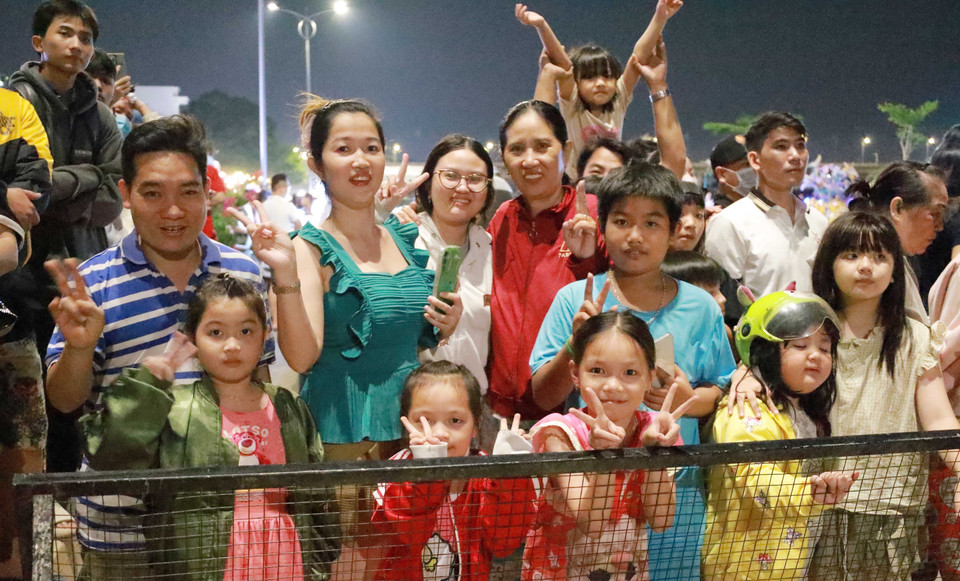 Từ chiều tối, hàng ngàn người dân Đồng Nai đã có mặt chờ đón sự kiện trình diễn Flyboard ánh sáng đa tầng trên sông Đồng Nai. (Ảnh: Lê Xuân/TTXVN)