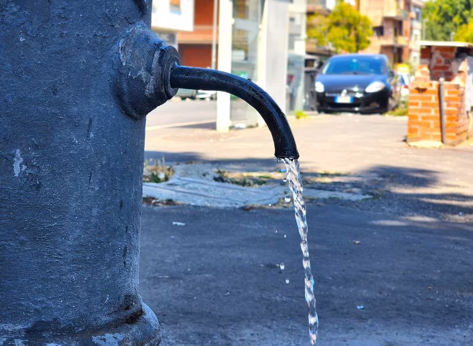 Trong bối cảnh nắng nóng gay gắt, những vòi nước công cộng tại thủ đô Rome là một nguồn giải nhiệt cốt yếu cho người dân địa phương và du khách. (Ảnh: TTXVN)