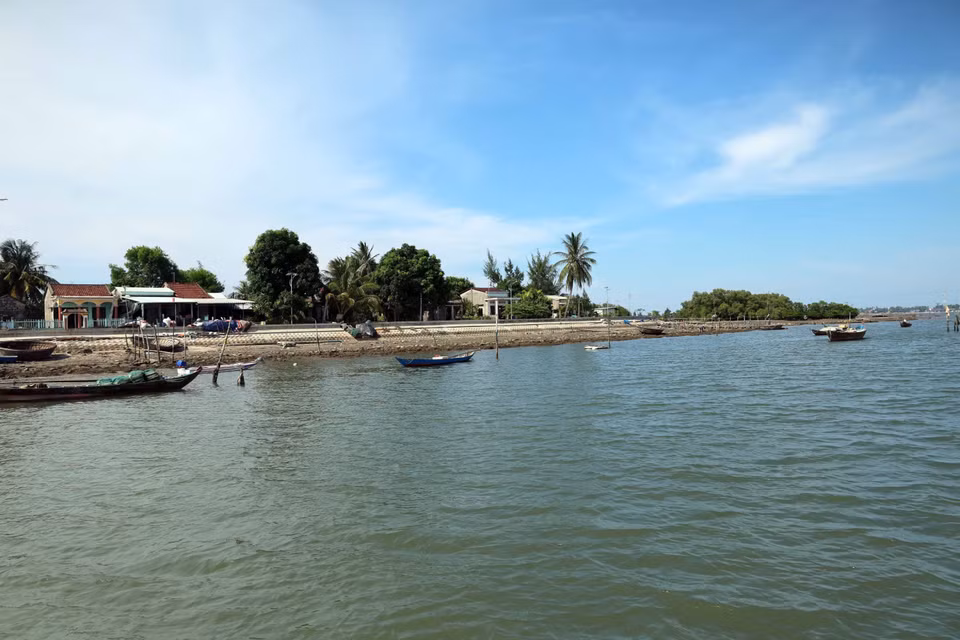 Những mái nhà của người dân ở thôn "ốc đảo" Long Thạnh Tây thuộc xã đảo Tam Hải. (Ảnh: Đỗ Trưởng/TTXVN)
