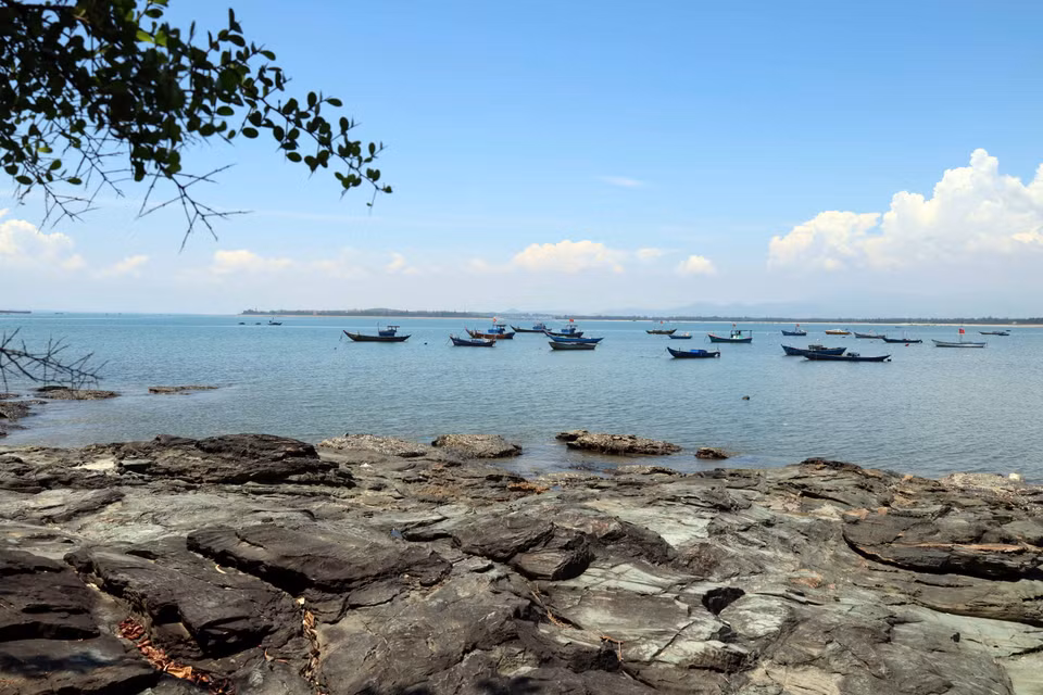 Xã đảo Tam Hải có những bãi đá là nơi trú ngụ, sinh sản của nhiều loài thủy sản. (Ảnh: Đỗ Trưởng/TTXVN)
