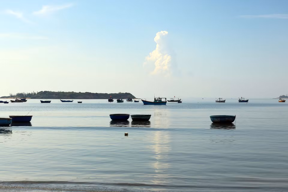 Vẻ đẹp bình yên của ngày mới ở xã đảo Tam Hải. (Ảnh: Đỗ Trưởng/TTXVN)