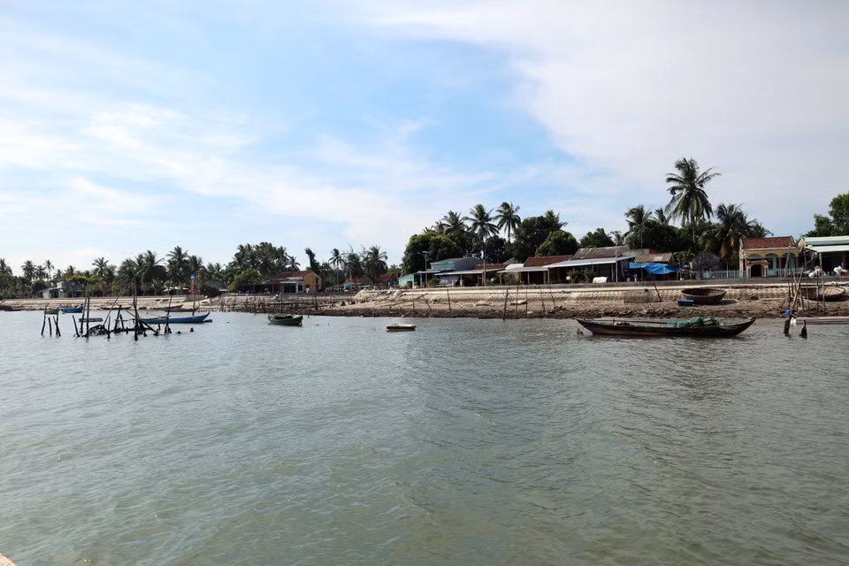 Những mái nhà của người dân ở thôn "ốc đảo" Long Thạnh Tây thuộc xã đảo Tam Hải. (Ảnh: Đỗ Trưởng/TTXVN)