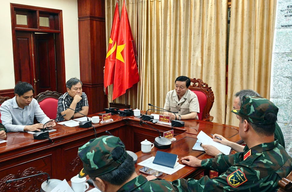 Phó Thủ tướng Chính phủ Trần Hồng Hà chỉ đạo công tác cứu hộ cứu nạn tàu du lịch bị lật. (Ảnh: Thanh Vân/TTXVN)