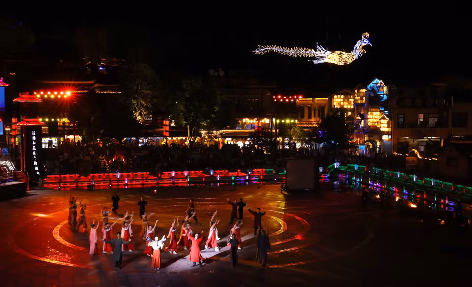 Khu vực sân khấu chính với vở kịch "Mộc Lan thay cha tòng quân"trở thành tâm điểm thu hút du khách. (Ảnh: Văn Điệp/TTXVN)