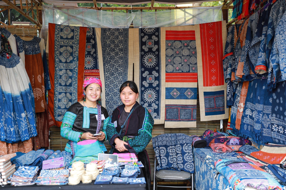 Gian trưng bày của đồng bào Mông xanh (Phú Thọ). (Ảnh: Khánh Hoà/TTXVN)