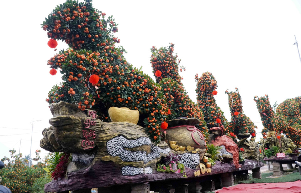 Tác phẩm "Mã đáo thành công" với tạo hình 8 chú ngựa đang phi nước đại của nhà vườn Hưng Tâm ở xã Mễ Sở (Hưng Yên). (Ảnh: Nguyễn Công Hải/TTXVN)