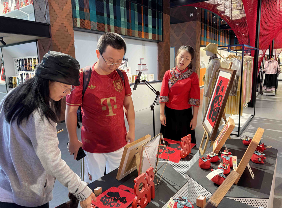 Sản phẩm thổ cẩm Thổ Gia được du khách rất ưa chuộng. (Ảnh: Công Tuyên/TTXVN)