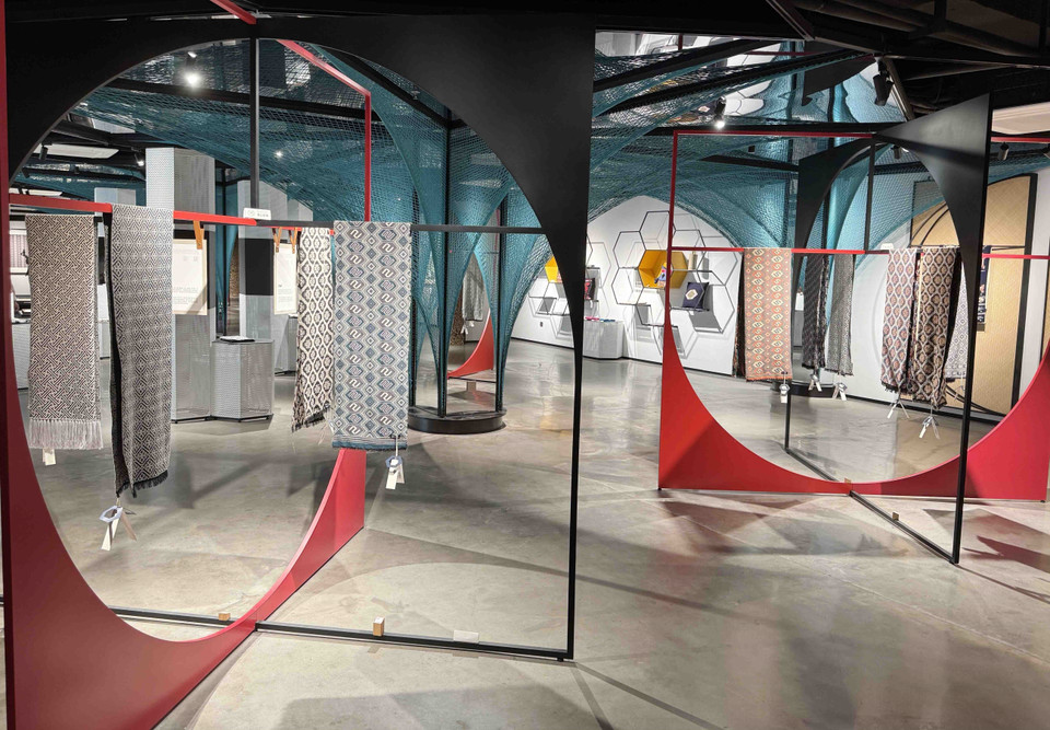 Không gian trưng bày sản phẩm thổ cẩm Thổ Gia. (Ảnh: Công Tuyên/TTXVN)