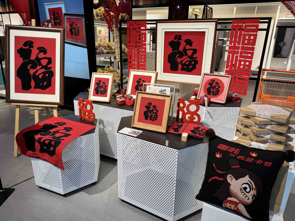 Sản phẩm thổ cẩm Thổ Gia rất phong phú và đa dạng. (Ảnh: Công Tuyên/TTXVN)