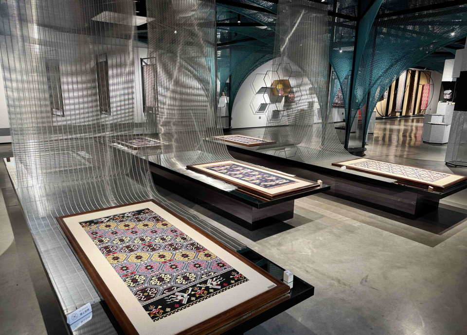 Không gian trưng bày sản phẩm thổ cẩm Thổ Gia. (Ảnh: Công Tuyên/TTXVN)