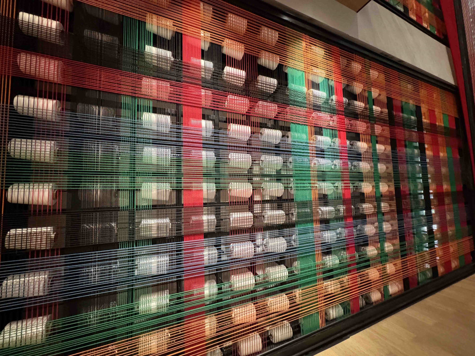 Nguyên liệu dùng để dệt thổ cẩm Thổ Gia. (Ảnh: Công Tuyên/TTXVN)