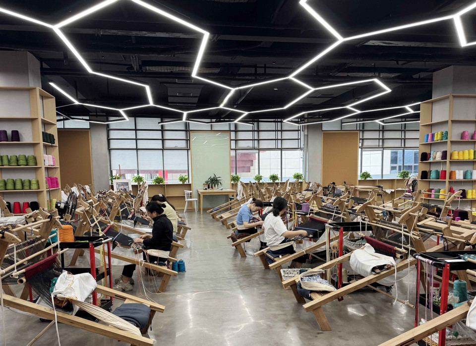 Khu sản xuất và truyền dạy dệt thổ cẩm Thổ Gia. (Ảnh: Công Tuyên/TTXVN)