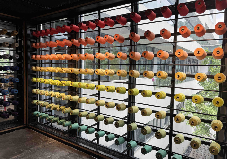 Nguyên liệu dùng để dệt thổ cẩm Thổ Gia. (Ảnh: Công Tuyên/TTXVN)